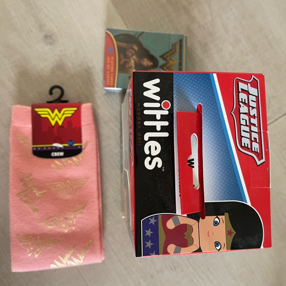 Brand New:Wonder Women bundle-DC WW pink socks, WW Playing Cards & SDCC WW 2018 - Picture 7 of 9
